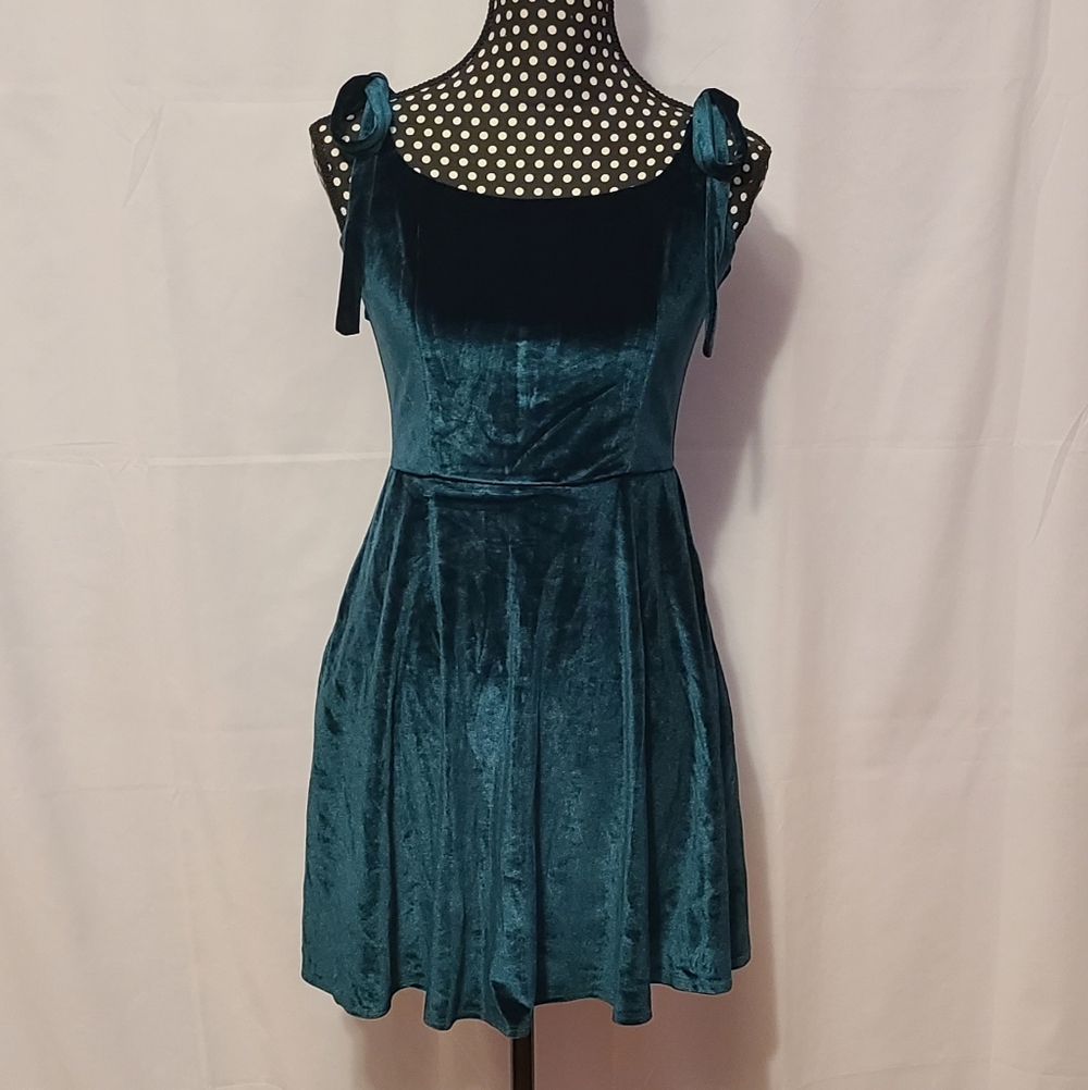 Francesca's Trixxi Green Velvet Feel Dress